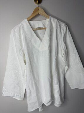 BEAUTIFUL by Lawrence Zarian Linen Blend Eyelet Detail Top- M. {#112-w